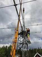 Kranföraren lyckades skickligt få ner 2 länkar på ena sidan 6m antenn och en på andra