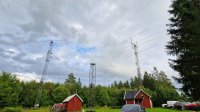 Vår nya antennpark med HF mast till vänster VHF/UHF till höger och exprimentmast i mitten