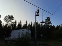 SM6THE topplyfter liften inför antennmonteringen