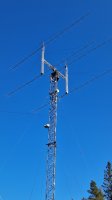 SM6THE, Pär och SA6BPD, Daniel är uppe och monterar fästplattan mitt i VHF antennerna